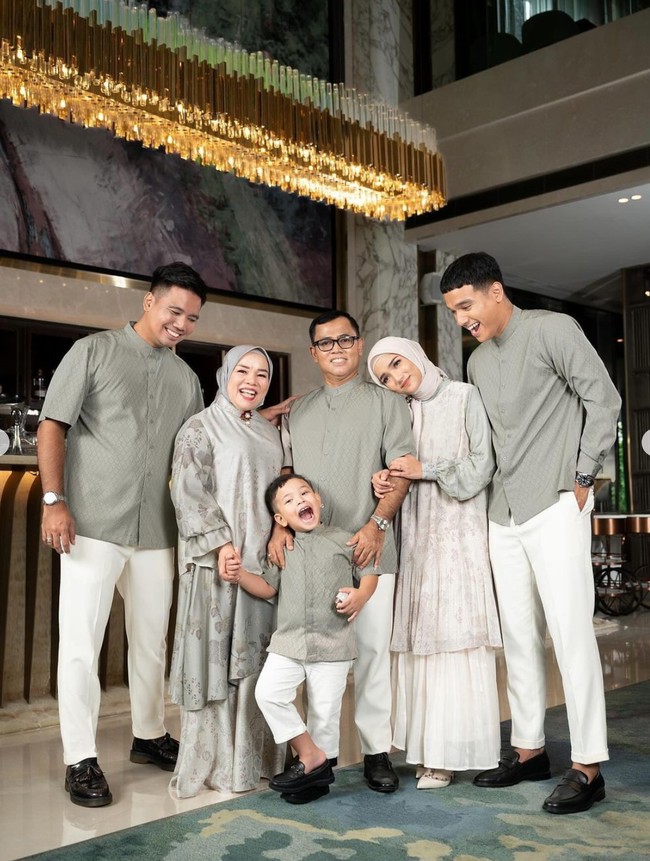 Dalam keterangan unggahannya Fuji mengungkapkan jika pemotretan tersebut dilakukan untuk iklan katalog. “Walaupun ini foto iklan katalog, tapi kita keluarga haji faisal mengucapkan selamat menunaikan ibadah bulan puasa, mohon maaf sekiranya ada perkataan dan perbuatan yang kurang berkenan,” tulisnya. Foto: Instagram/@fuji_an