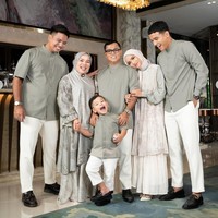 Dalam keterangan unggahannya Fuji mengungkapkan jika pemotretan tersebut dilakukan untuk iklan katalog. “Walaupun ini foto iklan katalog, tapi kita keluarga haji faisal mengucapkan selamat menunaikan ibadah bulan puasa, mohon maaf sekiranya ada perkataan dan perbuatan yang kurang berkenan,” tulisnya. Foto: Instagram/@fuji_an