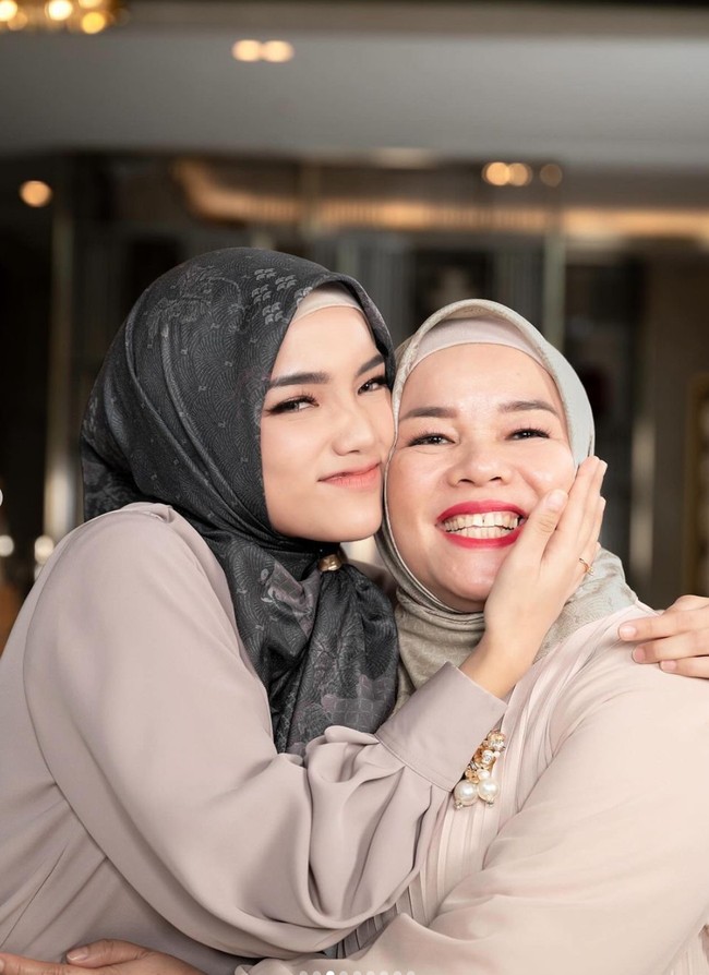 Berpose bersama sang bunda, Dewi Zuhriati, penampilan wanita yang akrab disapa Uti itu banjir pujian netizen. “cntik bngt pakei hijab,” komentar salah seorang netizen. “MasyaAllah sekeluarga cakep2 bangett. Bismillah Aii,” komentar lainnya. Foto: Instagram/@fuji_an