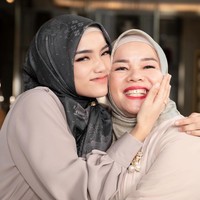 Berpose bersama sang bunda, Dewi Zuhriati, penampilan wanita yang akrab disapa Uti itu banjir pujian netizen. “cntik bngt pakei hijab,” komentar salah seorang netizen. “MasyaAllah sekeluarga cakep2 bangett. Bismillah Aii,” komentar lainnya. Foto: Instagram/@fuji_an