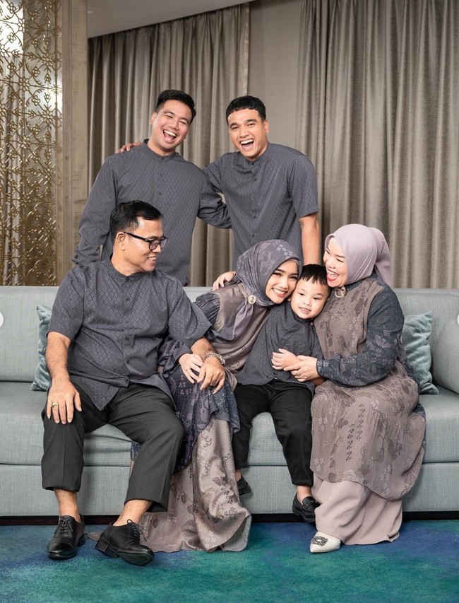 Dalam pemotretan tersebut Fuji dan keluarga tampak beberapa kali berganti pakaian. Si kecil Gala Sky pun tak kalah curi atensi kala terlihat ikut serta dalam pemotretan. Foto: Instagram/@fuji_an