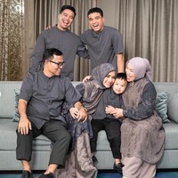 Dalam pemotretan tersebut Fuji dan keluarga tampak beberapa kali berganti pakaian. Si kecil Gala Sky pun tak kalah curi atensi kala terlihat ikut serta dalam pemotretan. Foto: Instagram/@fuji_an