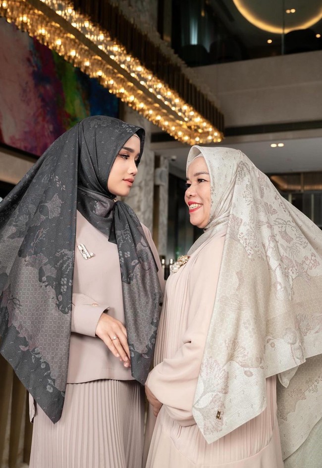 Gaya Fuji dan sang bunda yang kompak berhijab pun banjir pujian netizen. Sama-sama cantik, tak sedikit yang memberikan komentar positif terkait penampilan keduanya. Foto: Instagram/@fuji_an
