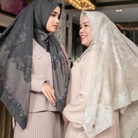 Gaya Fuji dan sang bunda yang kompak berhijab pun banjir pujian netizen. Sama-sama cantik, tak sedikit yang memberikan komentar positif terkait penampilan keduanya. Foto: Instagram/@fuji_an