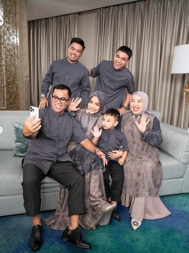 Punya keluarga yang kompak dan harmonis, tak sedikit juga yang mengidolakan keluarga Haji Faisal tersebut. “Masya Allah... Keluarga idaman bangett,” komentar. salah seorang netizen. “Pengen deh punya keluarga yang kaya gini,” komentar lainnya. Foto: Instagram/@fuji_an