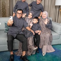Punya keluarga yang kompak dan harmonis, tak sedikit juga yang mengidolakan keluarga Haji Faisal tersebut. “Masya Allah... Keluarga idaman bangett,” komentar. salah seorang netizen. “Pengen deh punya keluarga yang kaya gini,” komentar lainnya. Foto: Instagram/@fuji_an