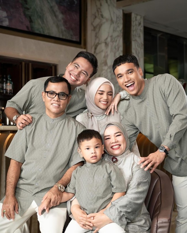 Melalui akun Instagram pribadinya Fuji membagikan foto-foto hasil pemotretannya bersama keluarga. Tampil berhijab, Fuji terlihat cantik manglingi. Foto: Instagram/@fuji_an