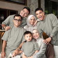 Melalui akun Instagram pribadinya Fuji membagikan foto-foto hasil pemotretannya bersama keluarga. Tampil berhijab, Fuji terlihat cantik manglingi. Foto: Instagram/@fuji_an