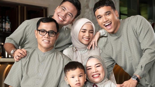 8 Pemotretan Terbaru Fuji Bersama Keluarga, Cantik Manglingi Tampil Berhijab