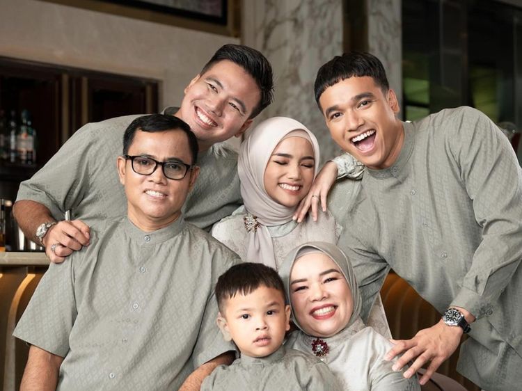 8 Pemotretan Terbaru Fuji Bersama Keluarga, Cantik Manglingi Tampil Berhijab