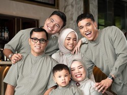 8 Pemotretan Terbaru Fuji Bersama Keluarga, Cantik Manglingi Tampil Berhijab