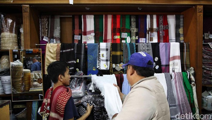Geliat Penjualan Sajadah dan Sarung Saat Ramadan di Tanah Abang Umat Muslim membeli sajadah dan sarung di kawasan Tanah Abang, Jakarta, Rabu (13/3/2024). Saat memasuki bulan suci Ramadan, penjualan sajadah dan sarung meningkat.