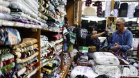Selama Ramadan, penjualan sajadah dan sarung mengalami peningkatan.