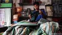 Sarung-sarung ini dijual dengan harga mulai dari Rp 50 ribu- Rp 300 ribu/buah.