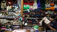 Sementara untuk sajadah dijual dengan harga mulai Rp 30 ribu-100 ribu/buah.
