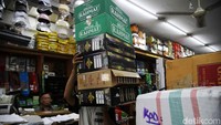 Menurut pedagang, sajadah dan kopiah sudah banyak dicari sejak sebelum Ramadan.