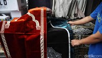 Berbagai warna dan ukuran sajadah dapat dijumpai di tempat ini.