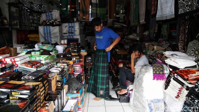 Geliat Penjualan Sajadah dan Sarung Saat Ramadan di Tanah Abang Umat Muslim membeli sajadah dan sarung di kawasan Tanah Abang, Jakarta, Rabu (13/3/2024). Saat memasuki bulan suci Ramadan, penjualan sajadah dan sarung meningkat.