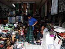 Ramadan Bawa Berkah, Penjualan Sajadah dan Sarung Meningkat