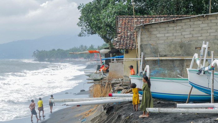 Gelombang pasang hantam rumah warga di Mataram. (Istimewa)