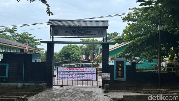 Gerbang SD di Bengkulu disegel OTK.