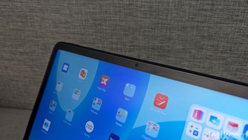 Layarnya memiliki resolusi 2200 x 1440 pixel dengan refresh rate 120Hz dan rasio 3:2. Display ini juga memiliki tekstur ala kertas sehingga membuat coret-coret di layar tablet terasa lebih nyaman. Foto: Virgina Maulita Putri/detikINET