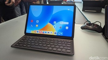Ini dia wujud Huawei MatePad 11.5 PaperMatte Edition, lengkap dengan aksesoris casing dan keyboard-nya. Foto: Virgina Maulita Putri/detikINET