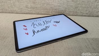 Di bagian bawah tablet terdapat magnet untuk menempelkan tablet dengan keyboard. Tablet ini memiliki ketebalan 6,85 mm dan bobot 499 gram. Foto: Virgina Maulita Putri/detikINET