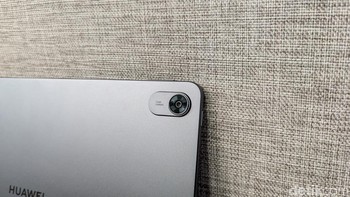 Kamera belakangnya memiliki resolusi 13 MP, sedangkan kamera depannya memiliki resolusi 8 MP dengan fitur FollowCam untuk mengikuti gerakan pengguna saat video call atau rapat online. Foto: Virgina Maulita Putri/detikINET