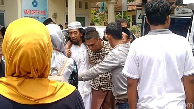 Ibu dan anak korban banjir bandang Pekalongan dimakamkan berdampingan, Kamis (14/3/2024)