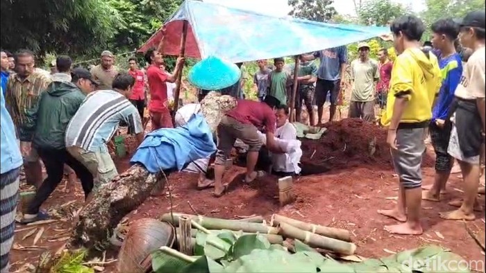 Ibu dan anak korban banjir bandang Pekalongan dimakamkan berdampingan, Kamis (14/3/2024)