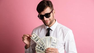 Kebiasaan Pegang HP yang Bisa Membedakan Orang Kaya Beneran dan yang Bukan