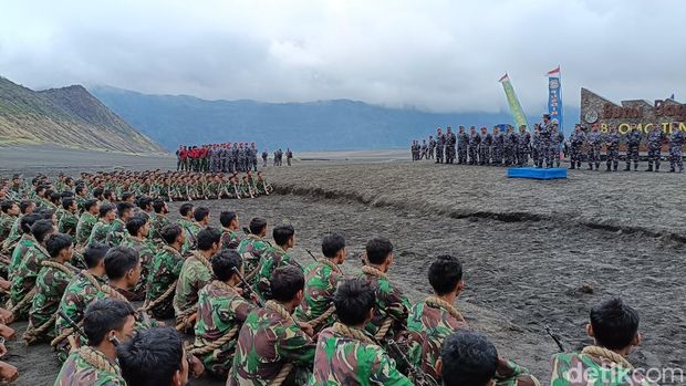 Indoktrinasi prajurit Marinir di Bromo