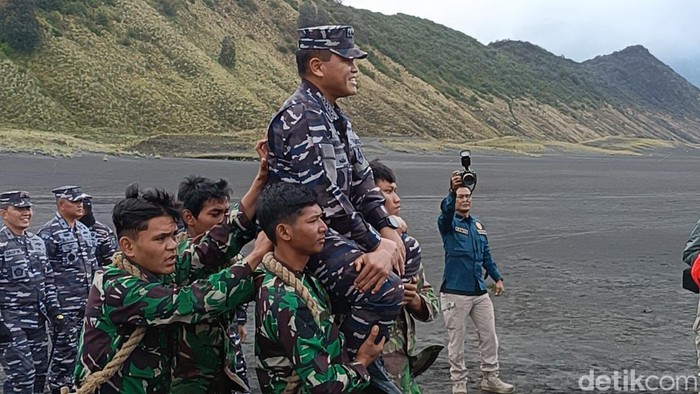 Indoktrinasi prajurit Marinir di Bromo