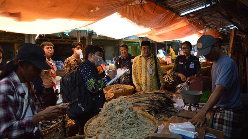 Inspeksi BBPOM terhadap bahan makanan di Pasar Mandalika. (Istimewa)