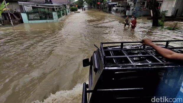 Jasa ojek sepeda motor untuk melewati jalur Jakenan Pati yang kebanjiran, Kamis (14/3/2024).