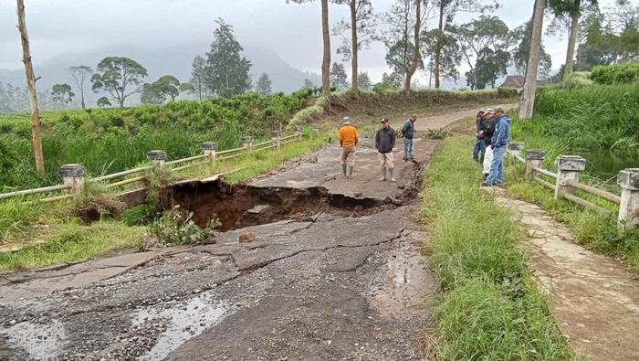 Jembatan ambles di Pangalengan