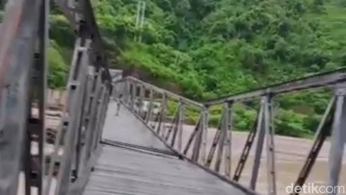 Jembatan Termanu di Desa Manubelon, Kecamatan Amfoang Barat Daya, Kabupaten Kupang, NTT, terancam ambruk lagi.