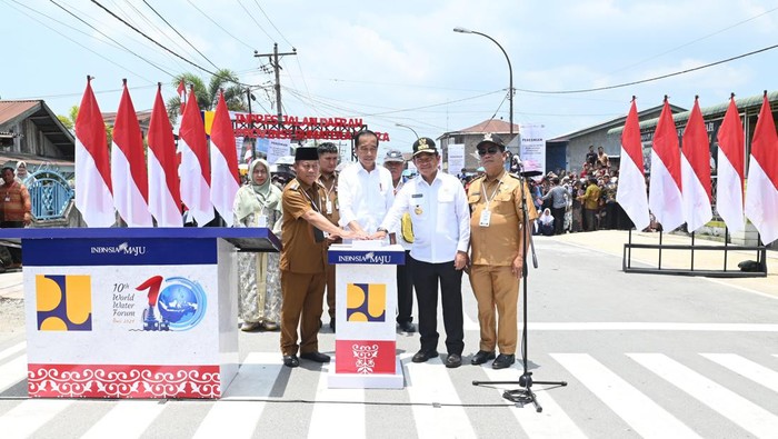 Jokowi meresmikan Inspres Jalan Daerah di Sumatera Utara.