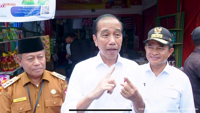 Jokowi usai meninjau Pasar Kawat di Tanjungbalai, Sumatera Utara.