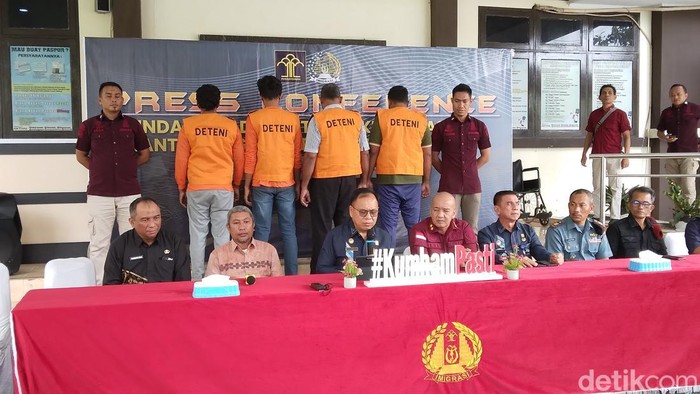 Kantor Imigrasi I TPI Gorontalo mendeportasi 4 warga negara asing (WNA)  Sri Lanka.