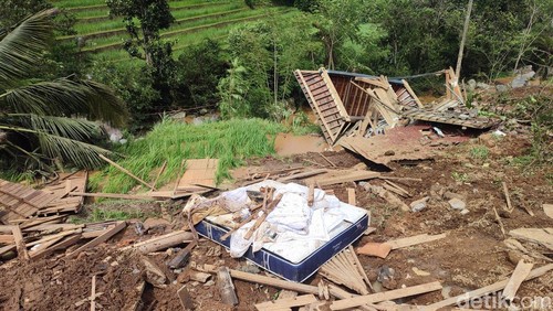 Kasur dari Vila Yeh Baat Jatiluwih by The Lavana terlempar akibat longsor di Desa Jatiluwih, Kecamatan Penebel, Tabanan, Bali. (Ahmad Firizqi Irwan/detikBali)