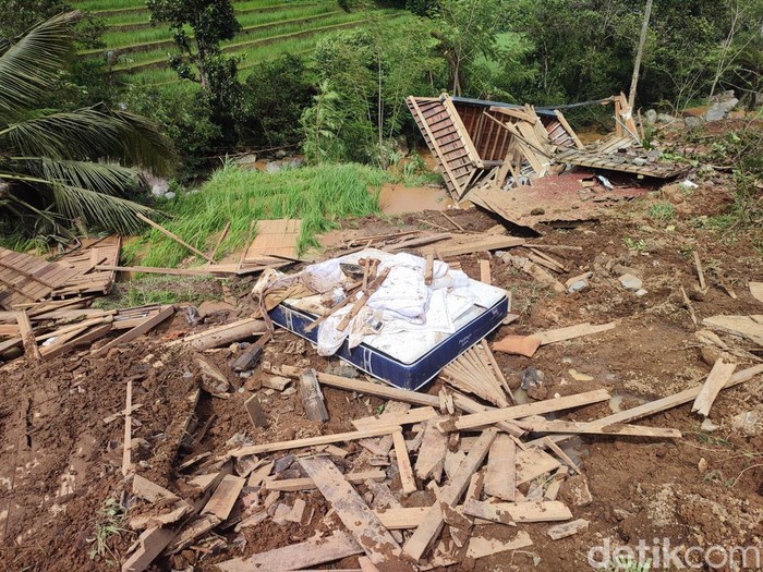 Kasur dari Vila Yeh Baat Jatiluwih by The Lavana terlempar akibat longsor di Desa Jatiluwih, Kecamatan Penebel, Tabanan, Bali. (Ahmad Firizqi Irwan/detikBali)