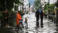 Sejumlah ruas jalan di wisata cagar budaya nasional tersebut terendam banjir dengan ketinggian sekitar 30-70 cm akibat intensitas hujan tinggi sejak Selasa (12/3) malam.