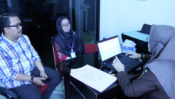 Kedua tersangka saat dilakukan pemeriksaan oleh tim penyidik Kejari Banyuasin