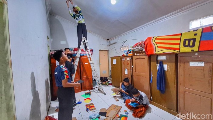 Kegiatan santri Ponpes Jawahirul Umam saat merias kamar.
