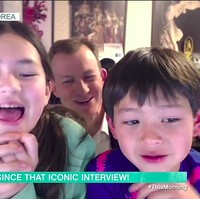 Hal tersebut mengundang tawa karena Robert berusaha mengusir Marion yang ketika itu berusia empat tahun dari kamarnya. Saat itu, Robert malah kedatangan bayinya, James, yang masuk dengan baby walker yang membuat suasana jadi kacau. Tak hanya anak-anak, istri Robert akhirnya bahkan ikut muncul untuk menarik mereka.Begini penampilan mereka sekarang. Foto: Twitter