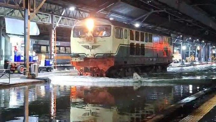Kereta api terlambat akibat banjir