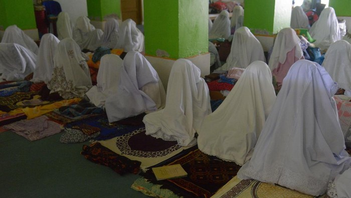 Khusyuk Warga di Aceh Ikut Ibadah Suluk Ramadan Jemaah perempuan menutupi kepalanya dengan selendang dan kain saat mengikuti ibadah suluk di Dayah Darul Aman, Desa Lampuuk, Kabupaten Aceh Besar, Aceh, Rabu (13/3/2024). Aktivitas spritual suluk pada bulan Ramadhan diikuti jemaah laki-laki dan perempuan di pesantren tersebut dengan memperbanyak dzikir, shalat sunah, dan ibadah lainnya yang bertujuan membersihkan hati, menyucikan jiwa serta mendekatkan diri kepada Allah SWT. ANTARA FOTO/Ampelsa/tom.