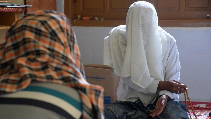 Jemaah perempuan menutupi kepalanya dengan selendang dan kain saat mengikuti ibadah suluk di Dayah Darul Aman, Desa Lampuuk, Kabupaten Aceh Besar, Aceh, Rabu  (13/3/2024). Aktivitas spritual suluk pada bulan Ramadhan diikuti jemaah laki-laki dan perempuan di pesantren tersebut dengan memperbanyak dzikir, shalat sunah, dan ibadah lainnya yang bertujuan membersihkan hati, menyucikan jiwa serta mendekatkan diri kepada Allah SWT. ANTARA FOTO/Ampelsa/tom.